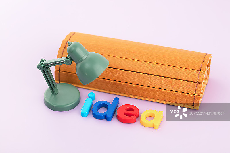 书本里的创意竹简灯光下idea图片素材