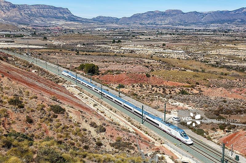 西班牙阿利坎特附近，RENFE AVE的Talgo 350高速列车在马德里-莱万特路线上图片素材