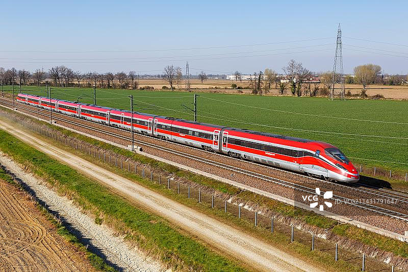 意大利米兰-博洛尼亚线：意大利铁路公司Frecciarossa FS ETR 1000高速列车图片素材