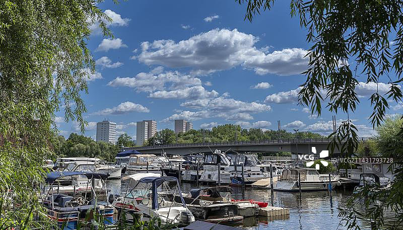 德国勃兰登堡州波茨坦蒂芬湖的船舶码头图片素材