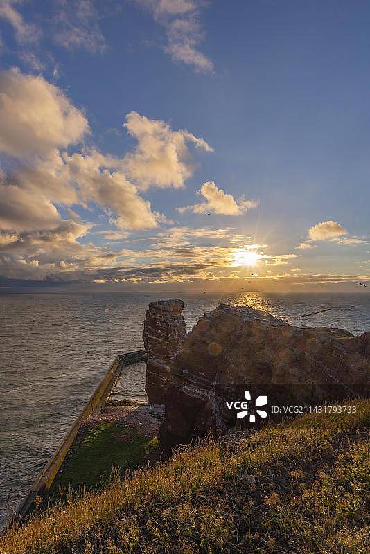 德国黑尔戈兰岛红色砂岩悬崖边的兰格安娜图片素材