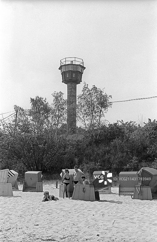 民主德国，曾平，1990年6月3日，波罗的海度假胜地曾平，乌瑟多姆岛，海滩上的瞭望塔，沙滩椅，沐浴者图片素材