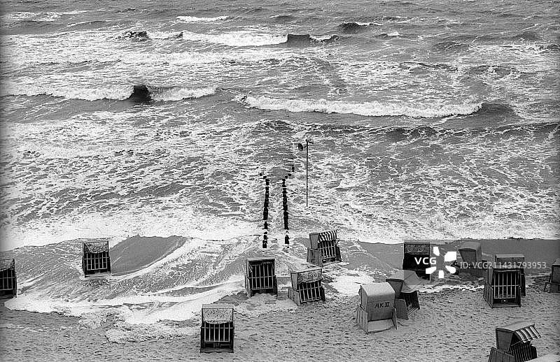 科泽罗，1989年9月7日，科泽罗陡峭海岸边的沙滩椅和汹涌的海面，暴风雨天气图片素材