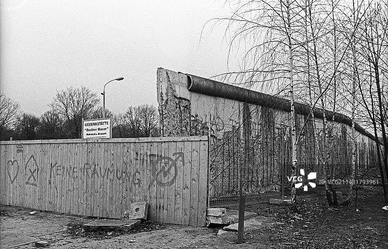 德国柏林柏林墙纪念地，伯瑙尔大街木栅栏图片素材