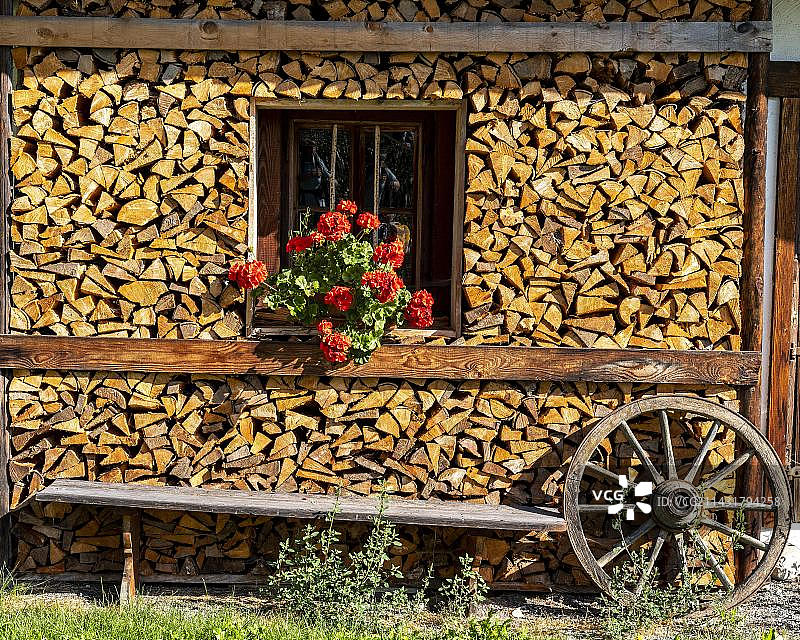 装饰着鲜花的木桩，奥地利蒂罗尔州库夫施泰因凯撒山图片素材