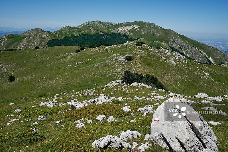 在意大利阿布鲁佐马耶拉国家公园米莱托山徒步小径上的徒步标记图片素材