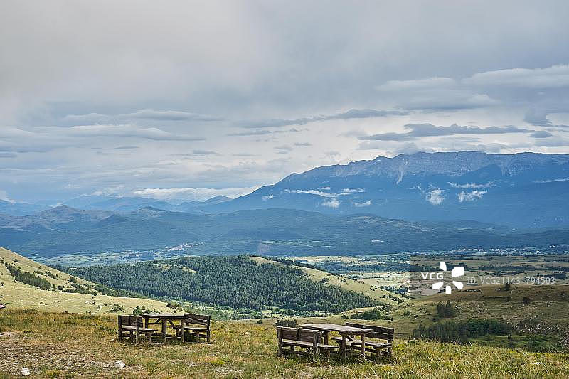 格兰萨索山脉的休息场所，眺望阿泰尔诺山谷到阿布鲁佐亚平宁山脉，格兰萨索国家公园和蒙蒂德拉拉加，阿布鲁佐，亚平宁山脉，拉奎拉省，意大利，欧洲图片素材