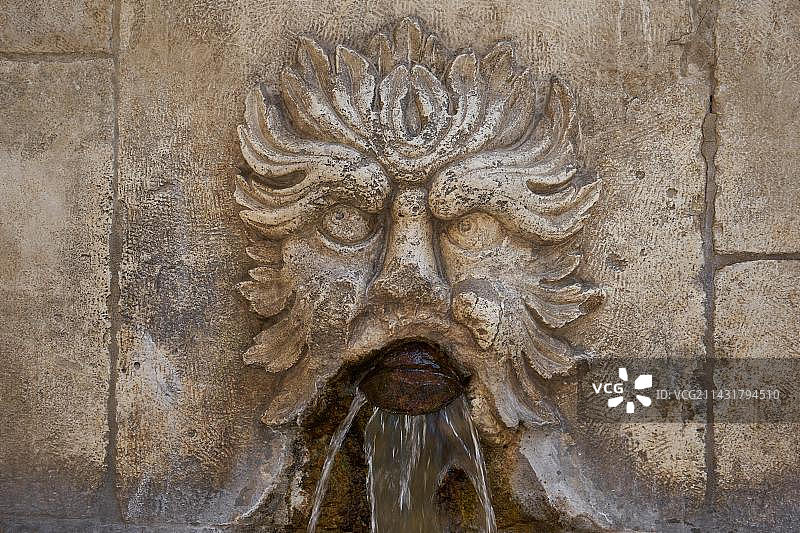 意大利阿布鲁佐大区苏尔莫纳的Fontana Del Vecchio喷泉的狮子头图片素材