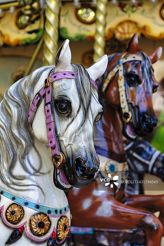 法国儿童旋转木马上的两匹马图片素材