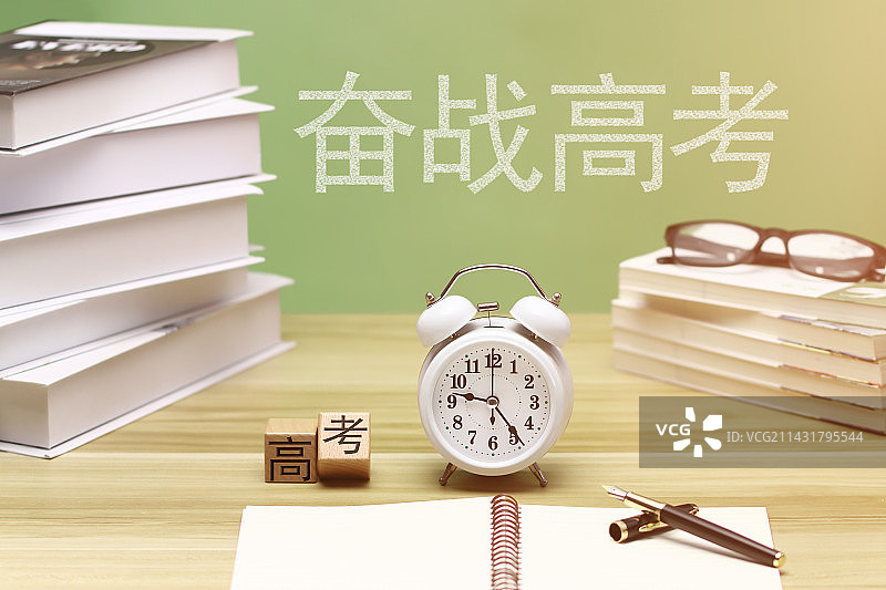 在桌子上拿着写着高考字样的积木特写镜头图片素材