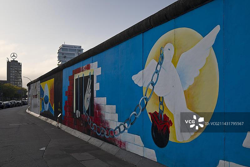 柏林墙上的和平鸽壁画，作者Andrej Smolak，德国柏林东边画廊图片素材