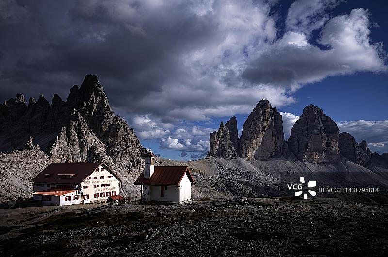暴风雨的气氛,三峰小屋、小教堂、帕特恩科费尔峰、三峰、南蒂罗尔、特伦蒂诺、塞斯托多洛米蒂山脉,意大利,欧洲图片素材