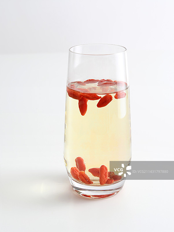 一杯健康的枸杞泡茶饮品图片素材