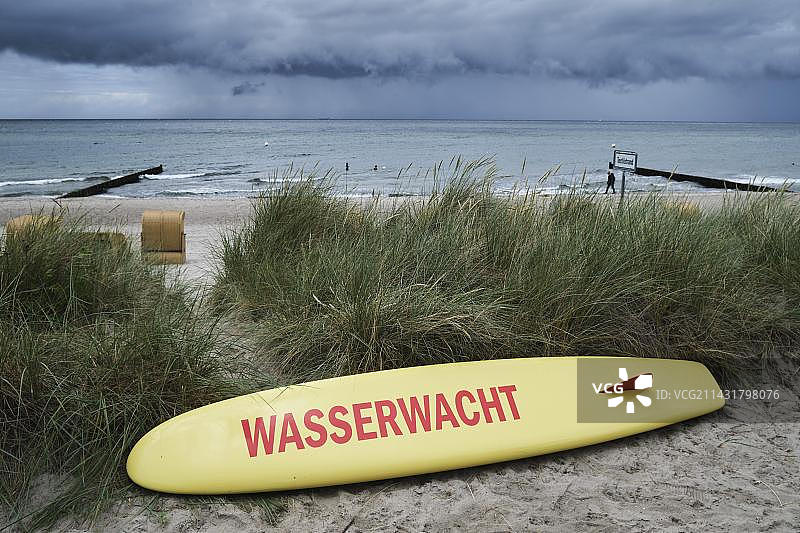 德国海利根达姆：海滩、冲浪板、救生员和丁坝图片素材