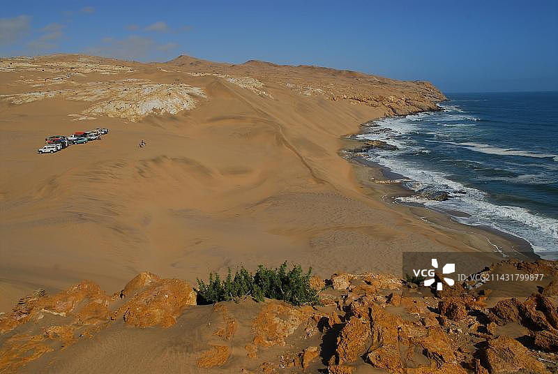 从纳米比亚钻石区的西尔维亚山俯瞰沙丘和大西洋图片素材