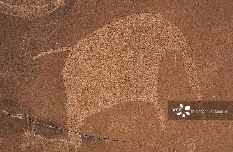 纳米比亚达马拉兰特维费尔泉的象岩雕刻图片素材