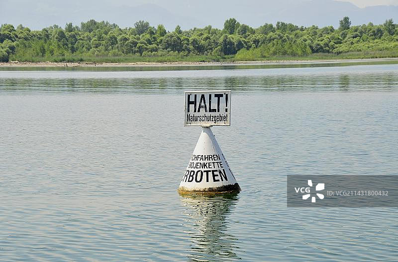 德国基姆湖自然保护区边界浮标图片素材