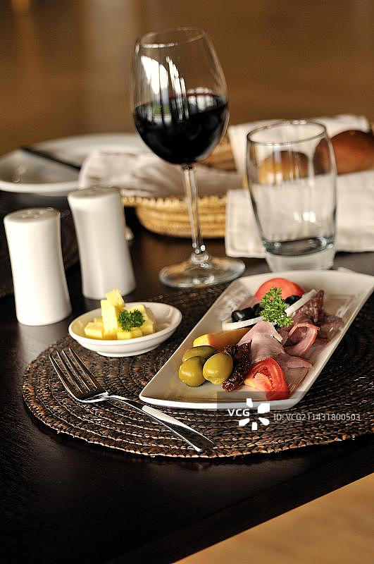 非洲卢旺达纽格威森林小屋餐厅的红酒和开胃菜图片素材