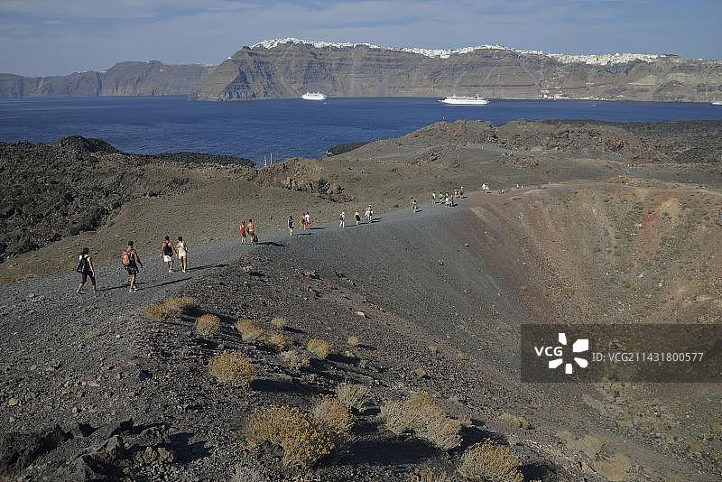 在希腊圣托里尼火山岛尼亚卡梅尼的游轮游客图片素材