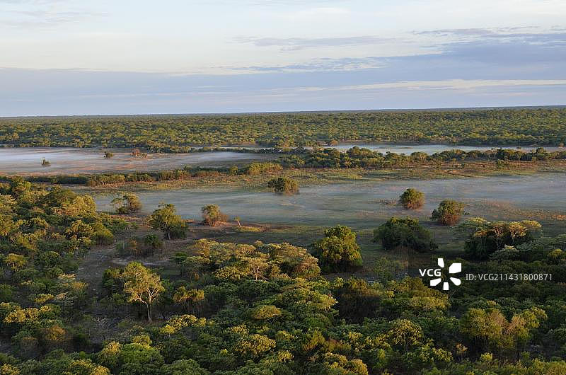 航拍：赞比亚卡桑卡国家公园的清晨图片素材