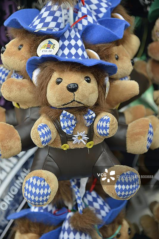 穿着巴伐利亚传统服装的泰迪熊，在德国慕尼黑啤酒节的摊位上图片素材