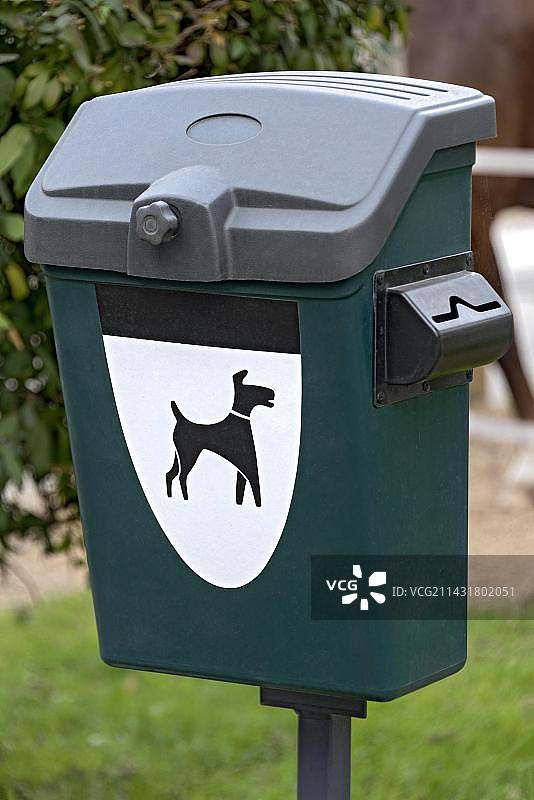 狗厕所，狗用厕所，用于处理狗粪便的公共垃圾箱，巴伐利亚，德国，欧洲图片素材