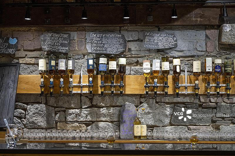 欧本威士忌酒厂酒吧里的威士忌酒瓶，苏格兰阿盖尔-比特郡欧本图片素材