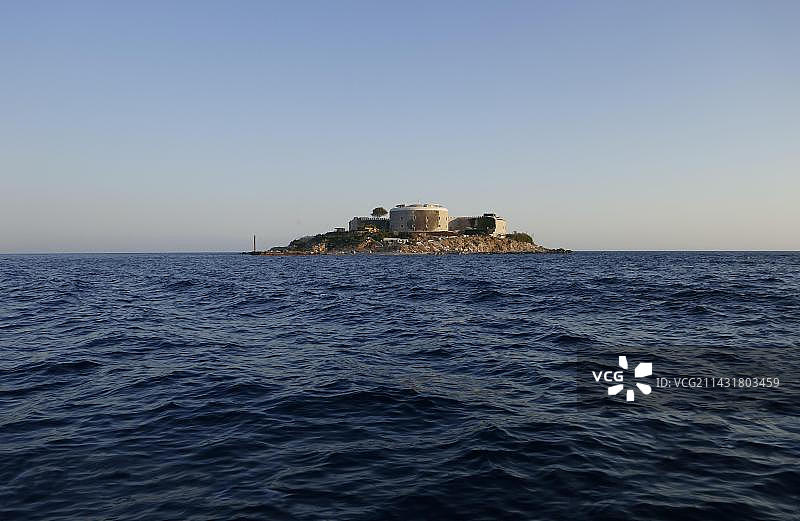 马穆拉岛，科托尔湾入口处埃尔采格诺维附近有拉斯塔维察堡，墨索里尼时期的监狱岛，亚得里亚海，地中海，科托尔，黑山，欧洲图片素材