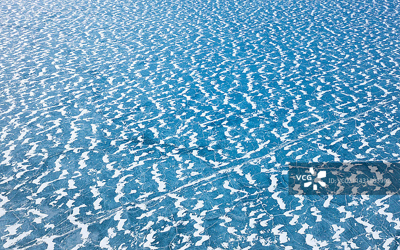 航拍西藏冬季结冰的普莫雍错图片素材