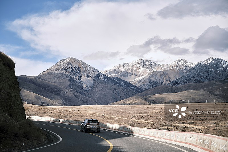 公路和远方的雪山图片素材