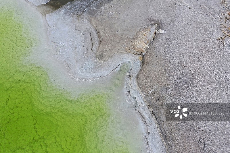 航拍青海大柴旦翡翠湖黄绿色清澈盐湖图片素材