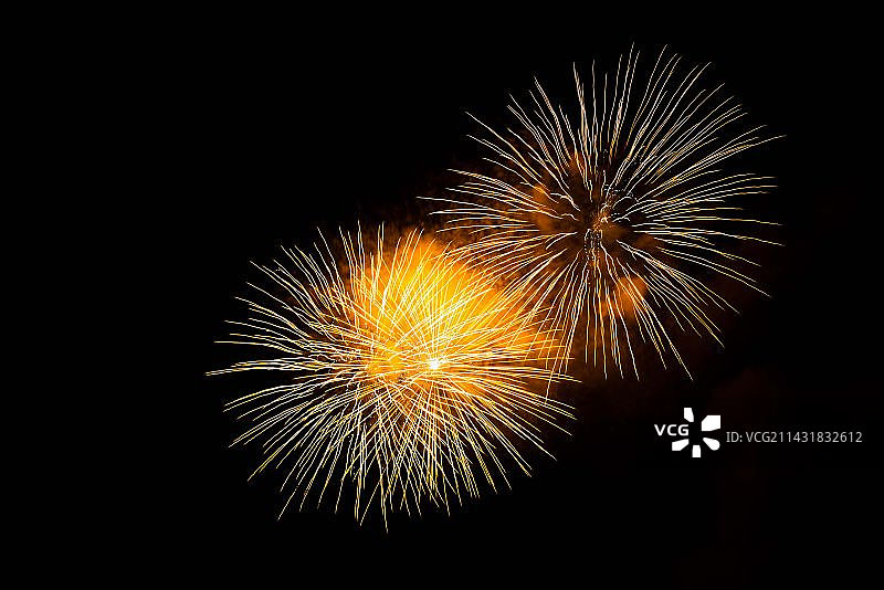 夜空烟火表演的低视角图片素材