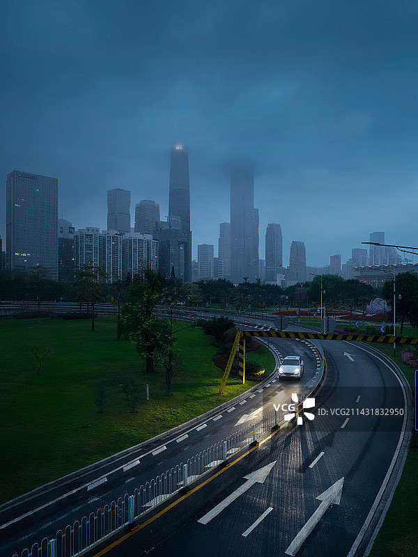 城市道路交通的高角度视角图片素材