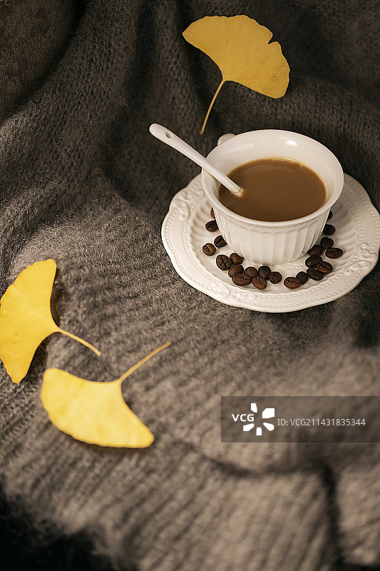 咖啡银杏叶温暖秋季光影海报图片素材