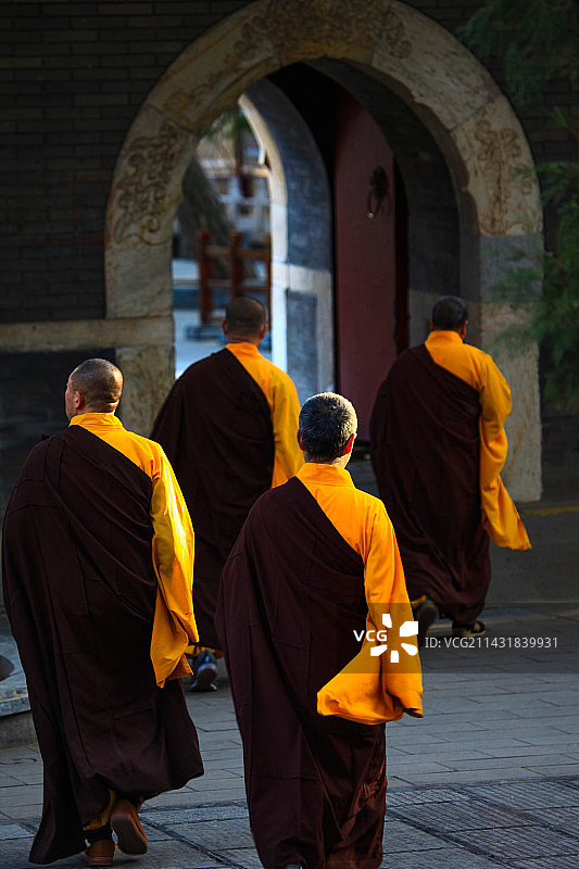 潭柘寺僧侣背影图片素材