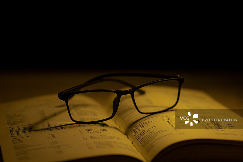 眼镜暗光背景图片图片素材