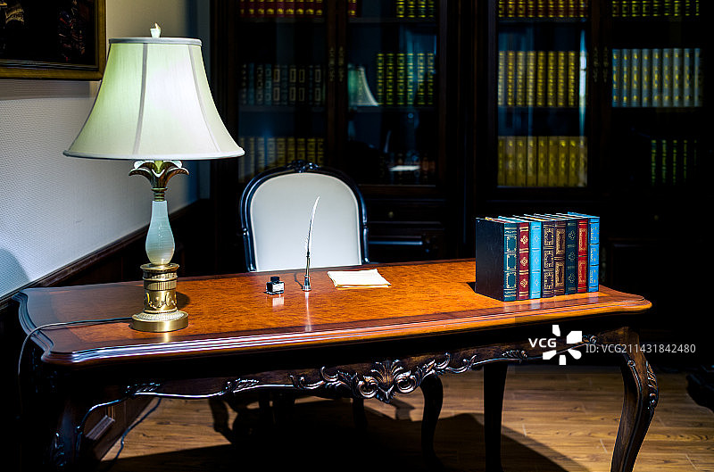 书房里的书桌图片素材