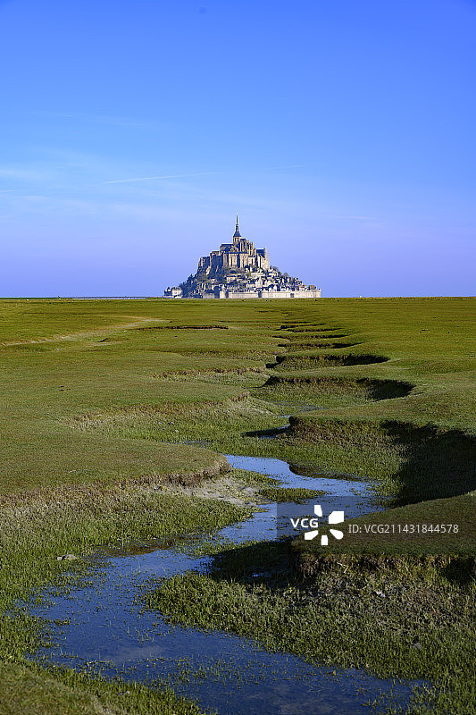 蓝天草地上的圣米歇尔山图片素材