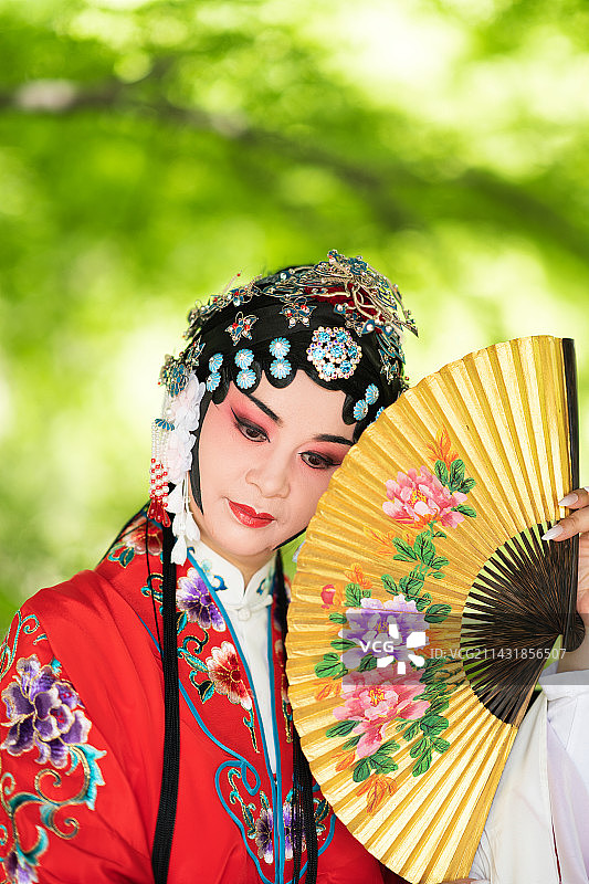 苏州园林内传统戏曲昆剧牡丹亭演员图片素材