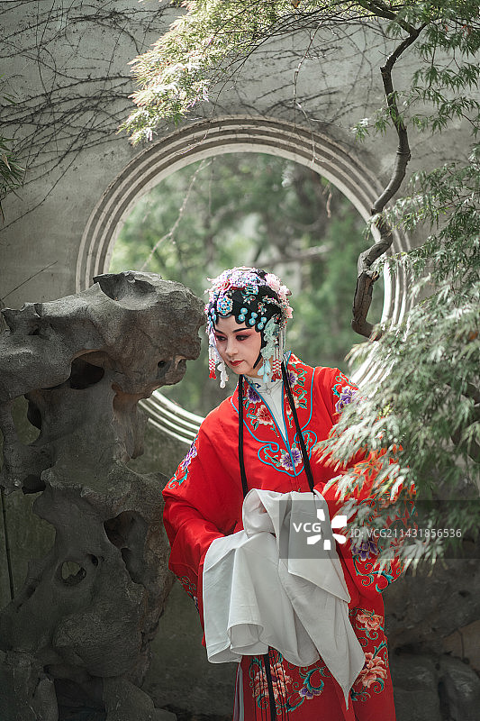 苏州园林内传统戏曲昆剧牡丹亭演员图片素材