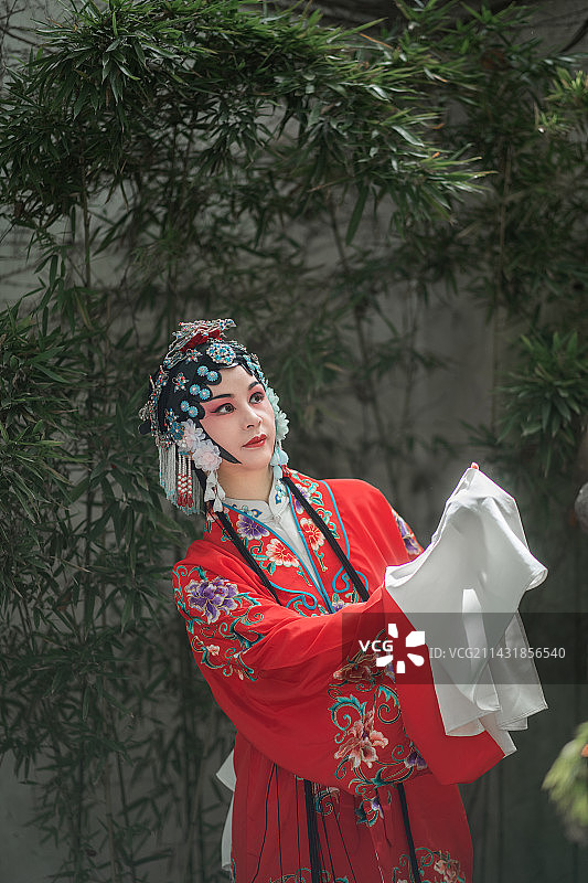 苏州园林内传统戏曲昆剧牡丹亭演员图片素材