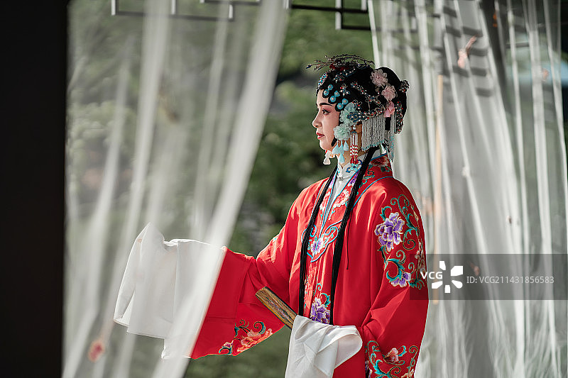 苏州园林内传统戏曲昆剧牡丹亭演员图片素材