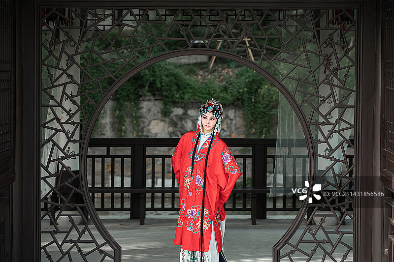 苏州园林内传统戏曲昆剧牡丹亭演员图片素材