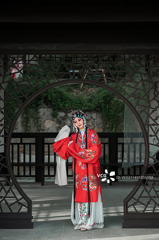 苏州园林内传统戏曲昆剧牡丹亭演员图片素材