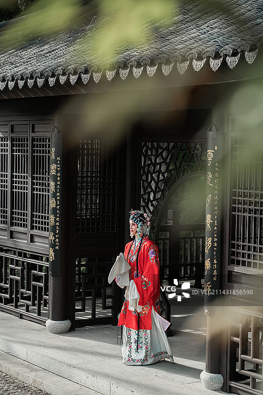 苏州园林内传统戏曲昆剧牡丹亭演员图片素材