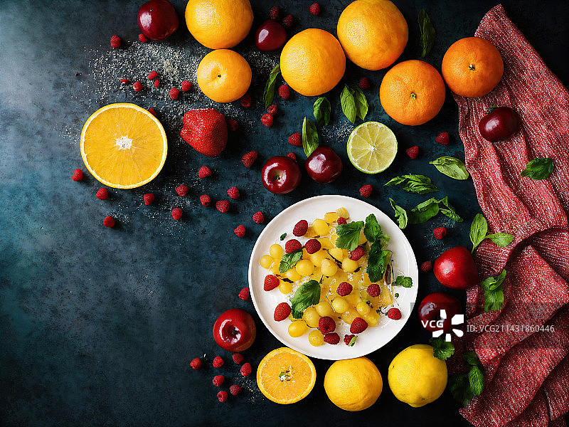 桌子上的水果减脂餐图片素材