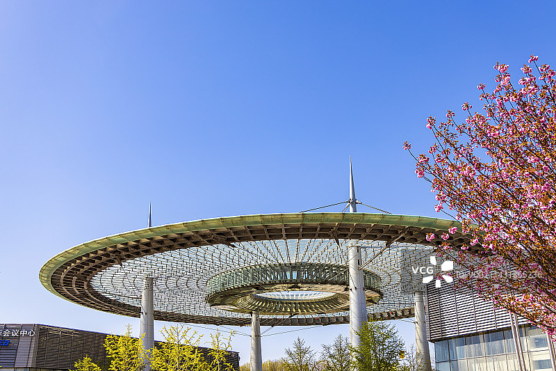 北京市海淀区西二旗中关村软件园地标大圆盘与粉色海棠花图片素材