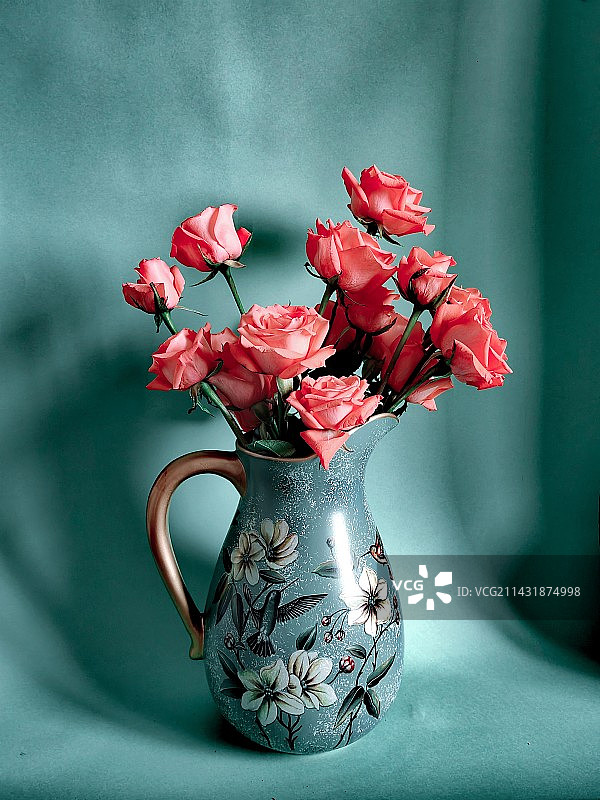 桌上花瓶里的花朵特写镜头图片素材