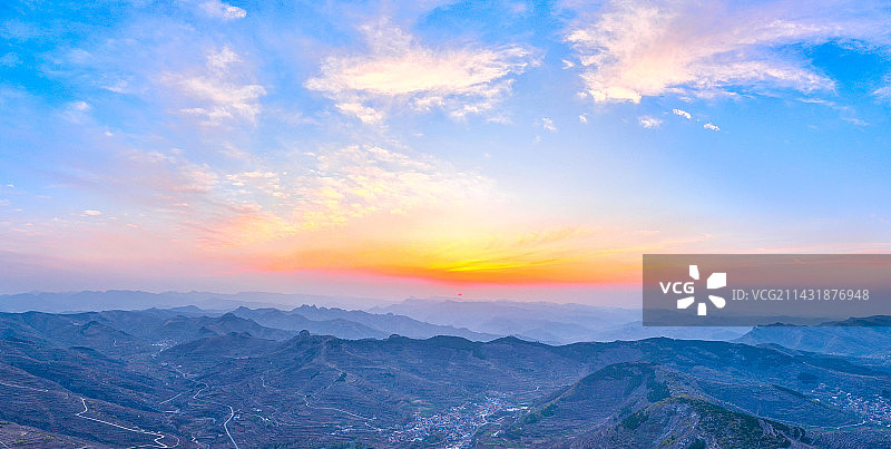 晚霞下的山体似水墨画图片素材