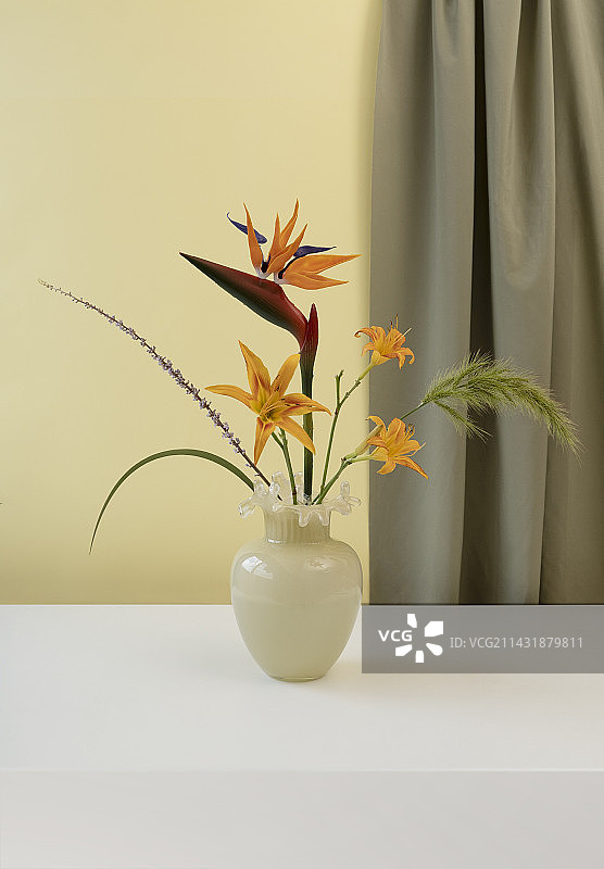 黄色玻璃花瓶插花图片素材